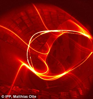 “文德爾施泰因 7-X”裝置內并聯環路的電子束，顯示出沿著磁場線的軌跡。